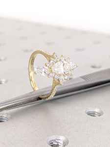 Anillo de compromiso de moissanita cultivada en laboratorio de pera Vintage, diseño Floral de Halo, banda de media eternidad, Plata de Ley 925 chapada en oro - Product Image 6