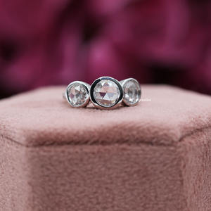 Anillo de Compromiso de Oro Macizo de 18K con Corte Redondo y Diamante Cultivado en Laboratorio, Engaste Lujoso de Tres Piedras, Anillo de Regalo para Mujer, IGI - Product Image 1