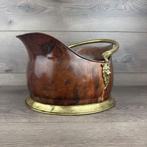 Seau à charbon en cuivre robuste avec forme traditionnelle et qualité artisanale conçu pour contenir le combustible de la cheminée avec style et fonction - Product Image 3