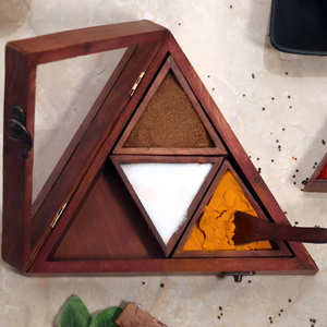 Boîte à épices traditionnelle en bois pour la cuisine quotidienne à la maison, favorisant l'organisation des épices - Product Image 1