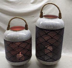 โคมไฟเคลือบโลหะตกแต่งบ้านสไตล์คลาสสิกทำมือ ที่ใส่เทียนหลากสี พร้อมหูจับทำจากปอกระเจา ขนาดสองแบบ 1 สี - Product Image 2