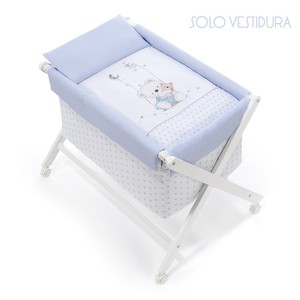 Cuna de Madera Azul OSO COLUMPIO de Estilo Clásico, con Ropa de Bebé 100% Algodón, Técnica de Tejido con Patrón de Personajes - Product Image 1