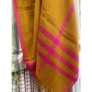 Bufanda de Piel Sintética Color Rosa Neón y Cúrcuma, Elegante para Mujer - Product Image 2