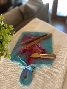 Planche à découper UNIQUE en résine faite à la main avec motif effet Aqua Swirl et marbre utilisée dans la maison et l'hôtel - Product Image 4