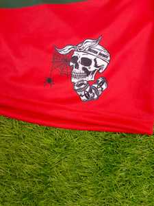 กางเกงขาสั้นเล่นแทร็กโพลีเอสเตอร์สำหรับผู้ชายดีไซน์ใหม่100% มีสายยาวพิมพ์ลายกะโหลกสไตล์สตรีทเชือกยาวสไตล์สตรีทสีเข้มสำหรับฤดูร้อน - Product Image 6