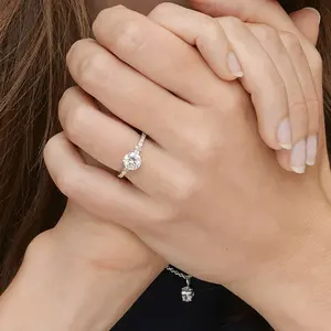 Anillo de Compromiso de Acero Inoxidable con Moissanita Primrose: Elegante y Lujoso para Cada Ocasión - Product Image 5