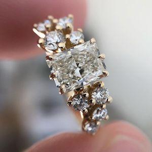 Radiant Cut 2,2 CTW Lab Grown Diamond Compromiso Cluster Ring en oro amarillo VVS2 Claridad Boda Joyería nupcial Pera Piedra principal - Product Image 1