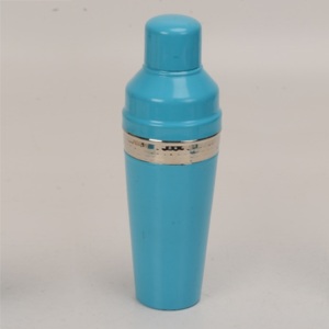 Shaker à cocktail bleu élégant d'inspiration vintage avec couvercle anti-fuite à bande argentée brillante idéal pour mélanger des boissons - Product Image 1