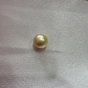 Une perle dorée spéciale, de 10 mm, ornée de scintillations dorées, dégage une élégance enchanteuse et une beauté époustouflante. - Product Image 2