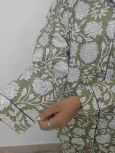 ชุดนอนผ้าฝ้ายพิมพ์ลายบล็อกมือสำหรับฤดูร้อนของผู้หญิง ชุดนอนสบายสำหรับเพื่อนเจ้าสาว ซักเครื่องด้านหน้าได้ มีหลายขนาด - Product Image 5