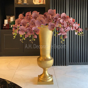 Florero alto de aluminio moderno con acabado dorado Jarrón de mesa de tamaños personalizados a la venta - Product Image 1