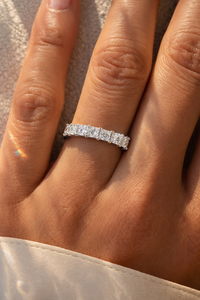 Anillo de compromiso y aniversario con diamante de laboratorio de corte princesa de 1.20 ct, banda de eternidad con engaste de puntas, de oro macizo de 14K blanco/amarillo para - Product Image 3