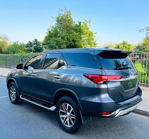 Toyota Fortuner VXR Nueva/Usada, TRANSMISIÓN AUTOMÁTICA, Color Negro, Euro6d - Product Image 4