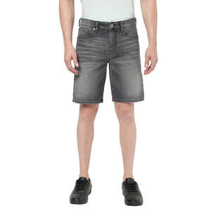Short en jean pour homme avec design vieilli et ourlet roulé pour streetwear moderne Short en jean décontracté pour homme - Product Image 1