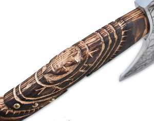 Hache de survie multi-usage artisanale en acier industriel à haute teneur en carbone, manche en bois naturel, cuir - Product Image 4