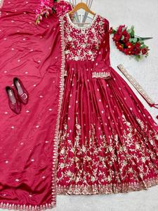 Hermoso vestido de seda de diseñador con conjunto Dupatta con trabajo de bordado de secuencia - Product Image 2