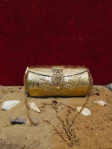 Sac à main de soirée en métal gravé or antique, sac à main de luxe pour femmes, sac à main de mariage avec bandoulière chaîne, artisanat indien - Product Image 4