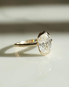 Anillo de Compromiso Solitario con Diamante Cultivado en Laboratorio de Corte Ovalado de 1.5 Ct, Engaste de Bisel en Oro Amarillo de 14K, Anillo de Boda, Joyería Original con Diamante de Laboratorio - Product Image 3