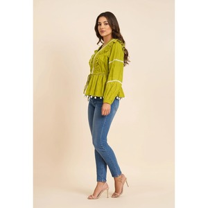 Découvrez le confort et l'art du mélange parfait : ce superbe haut en popeline verte d'inspiration bohème, avec col en V et manches bouffantes, 100 % coton. - Product Image 2