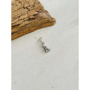 Colgante de Plata de Ley Hecho por Artesanos Navajo con Diseño de Coyote y Patrón Numérico, con Diamantes y Circonitas, Ideal para Regalos y Fiestas - Product Image 3