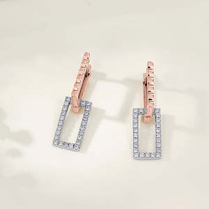 Pendientes de Oro de 18K con Esmeralda de Corte Princesa para Mujer - Diseño Celestial Moderno - Product Image 1