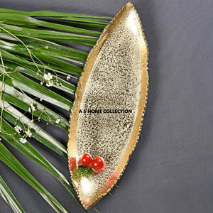 Plateau de service décoratif de luxe en acier inoxydable et laiton avec poignée en forme de fleur pour mariage - Product Image 5