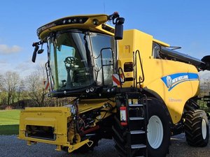 Cosechadora New Holland CX7090 Nueva/Usada, Económica y Disponible en Stock para Cultivos de Arroz y Trigo, en Venta - Product Image 3