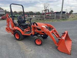 รถแทรกเตอร์ Kubota BX23S มือสอง พร้อมที่ตักด้านหน้าและรถขุดด้านหลัง สีแดง สำหรับทำสวน - Product Image 2