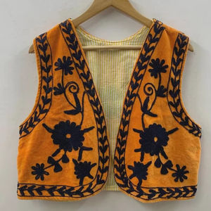 Chaleco de terciopelo estilo bohemio Suzani, hecho a mano, bordado con motivos florales, sin mangas, chaleco de moda, ropa exterior bohemia, chaleco sin mangas para invierno. - Product Image 1