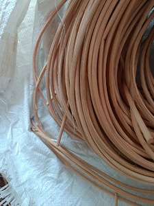 Producto vietnamita de ratán procesado a mano tradicionalmente para la elaboración de sombreros étnicos, manteles individuales rústicos para tiendas de artesanías y regalos. - Product Image 2