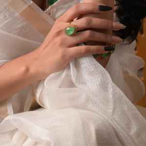 Bague statement en argent avec pierre précieuse verte taille poire et halo, finition or vintage, bijoux de cocktail victoriens - Product Image 1