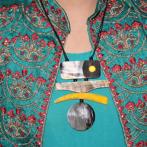 สร้อยคอแฟชั่นทำมือรูปเขาควายและเรซินขัดเงาสร้อยคอสไตล์สัตว์จากอินเดียขายส่งจำนวนมาก - Product Image 3