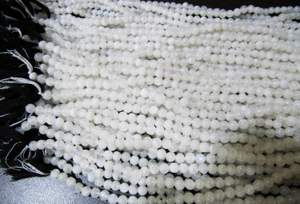 หินมูนสโตนสีรุ้งแท้ธรรมชาติลูกปัดกลมเรียบ4มม. สีขาวสำหรับทำเครื่องประดับต่อเส้นยาว13นิ้ว - Product Image 3