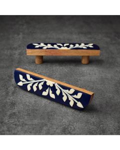 Poignée de meuble traditionnelle ronde en bois et résine bleu profond avec motif floral blanc pour cuisine, armoire et commode - Product Image 2