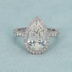 Sorpréndela con nuestro anillo de compromiso de oro blanco de 14 quilates con diamante de corte pera cultivado en laboratorio, un regalo de exquisita belleza con claridad VVS. - Product Image 1