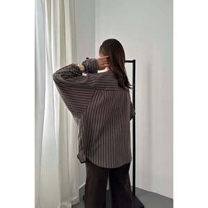 เสื้อเชิ้ตลายทางสีน้ำตาลทรงหลวม - สีน้ำตาล - Product Image 6