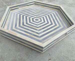 Plateau de petit-déjeuner Logo personnalisé rond en résine avec poignée en métal Plateau de service haut à la mode conçu par un fabricant professionnel de plateau - Product Image 3