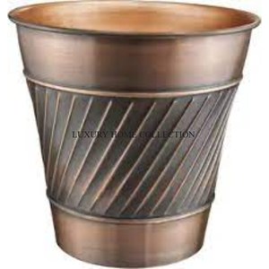 Cubo de basura de metal superior con un diseño práctico que garantiza una fácil limpieza y durabilidad para uso doméstico pesado - Product Image 1