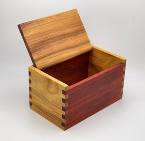 Caja de regalo para manualidades personalizada ODM/ OEM, caja pequeña decorativa portátil de madera maciza de nogal - Product Image 1