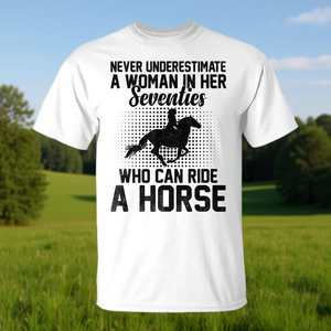 T-shirt promotionnel avec message audacieux : « Ne sous-estimez pas une femme de soixante ans » - Product Image 3