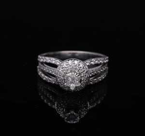 Anillo de diamante natural de oro de 14 quilates con banda dividida triple y centro de mesa de halo de racimo redondo para un estilo llamativo elegante - Product Image 1