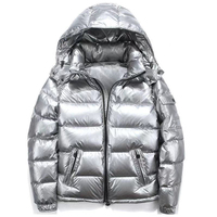Abrigo acolchado de plumón de alta calidad con logotipo personalizado OEM, chaqueta gruesa con capucha de tendencia para hombre, chaqueta acolchada brillante de invierno personalizada para hombre