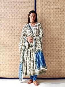 Ensemble trois pièces Kavya Designer Anarkali : Robe, pantalon et dupatta en pur coton cambric imprimé numérique avec doublure intérieure - Product Image 6