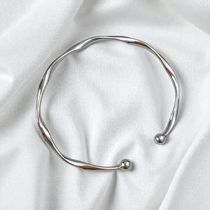 Junjiang ZB0035 motif torsadé en laiton plaqué or/argent de haute qualité avec extrémité sphérique manchette Endanbale ouverte pour femmes Bangl - Product Image 3