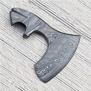 Tête de hache en acier damas fabriquée à la main avec des motifs en couches naturelles pour l'artisanat du bois en plein air et les projets d'outils rustiques - Product Image 1