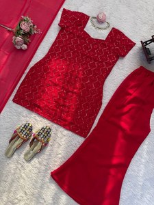 Atasan dan celana boot cut dengan dupatta, pakaian pesta pernikahan India, desainer, bahan georgette imitasi mewah dengan hiasan benang dan payet. - Product Image 5