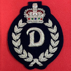 Logotipo de tela personalizado éxito de ventas logotipo requisito personalizado 100% tela de sarga adhesivo Merrow borde parches bordados hechos a mano insignia - Product Image 4