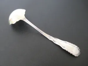 Cuillères de créateur exclusives en métal doré et argenté couverts de qualité supérieure pour salle à manger, cuisine et décoration intérieure sophistiquées - Product Image 5