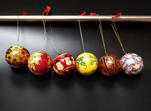 Ornement de sapin de Noël moderne écologique à succès, flocon de neige suspendu, base en bois, métal aluminium, finition brillante, personnalisable - Product Image 4