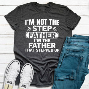 Camiseta con diseño de estampado de tela tipo jersey: No soy el padre adoptado, soy el padre que asumió el rol de padre, con diseño de estampado de tela tipo jersey - Product Image 3
